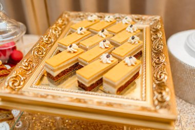 Düğün resepsiyonu için şekerli masa, süslü tatlı masası. Açık büfede leziz tatlılar. Parti için tatlı masası. Kekler, kekler..