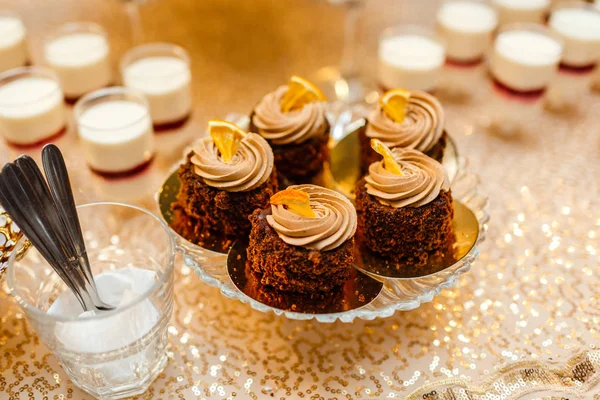 Mesa con dulces y golosinas para la recepción de la fiesta de bodas, mesa de postres decorada. Deliciosos dulces en buffet de caramelos. Mesa de postres para una fiesta. tortas, magdalenas . — Foto de Stock