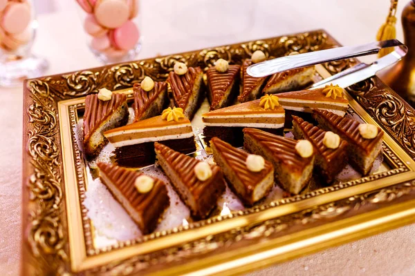 Tisch mit Süßigkeiten und Leckereien für den Empfang der Hochzeitsgesellschaft, dekorierte Desserttafel. leckere Süßigkeiten am Bonbonbuffet. Desserttisch für eine Party. Kuchen, Cupcakes. — Stockfoto