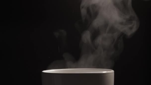 Gorąca Gotowana Woda Jest Wlewana Rozpryskami Białego Ceramicznego Kubka — Wideo stockowe
