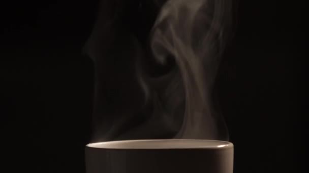 Caliente Cofee Que Vierte Taza Blanca Tiene Humo Blanco Efecto — Vídeo de stock