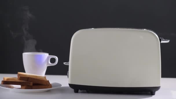 Ontbijt Met Warme Thee Koffie Gebakken Toast Toast Die Uit — Stockvideo