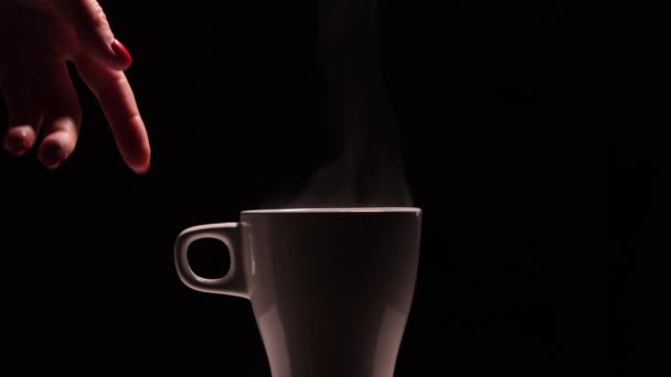 Nahaufnahme Weibliche Hand Nimmt Eine Weiße Tasse Mit Heißem Kaffee — Stockvideo