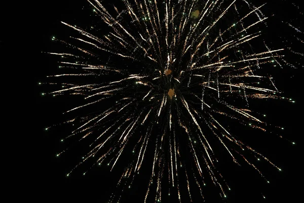 Fogos de artifício coloridos reais em Deep Black Background Sky no show do festival de fogos de artifício antes do dia da independência em 4 de julho — Fotografia de Stock