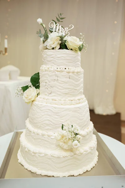 Luxusní Krásný svatební bílý dort s bílými růžemi na svatební hostině. svatební den — Stock fotografie