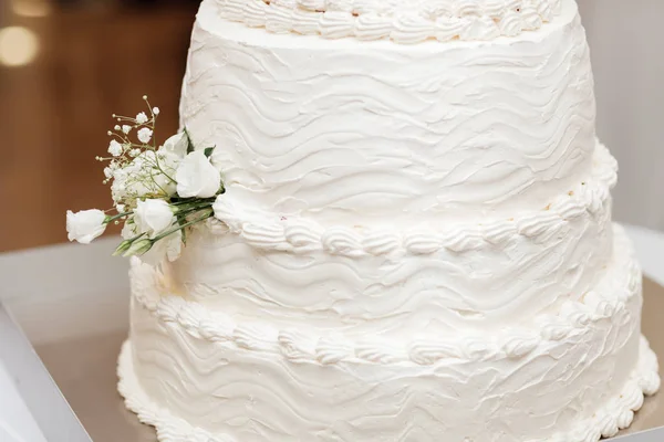 Luxury Beautiful wedding white cake with white roses at wedding reception. wedding day — 스톡 사진