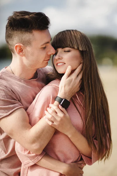 Loving young couple kissing and hugging in outdoors. Love and tenderness, dating, romance, family, anniversary concept. — Stock Photo, Image