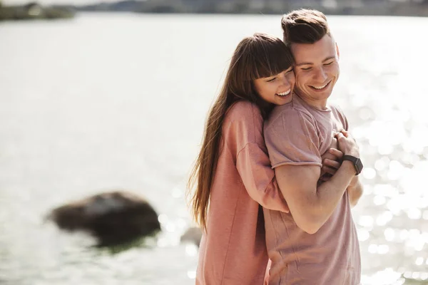 Loving ungt par kyssas och kramas i utomhus. Kärlek och ömhet, dating, romantik, familj, årsdagen koncept. — Stockfoto