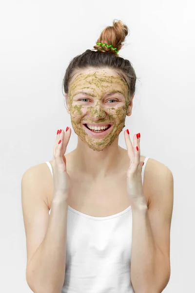 Mooie vrouw met natuurlijke gezichtsmasker schone huid verjonging geïsoleerd op witte achtergrond — Stockfoto