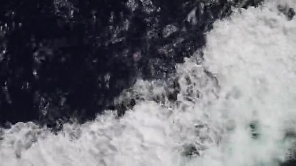 Poderosas olas se retiraron de un barco en movimiento rápido, un enorme chorro de agua azul profundo con espuma blanca que se elevaba, un disparo hermoso y constante. Vela de barco de placer — Vídeo de stock