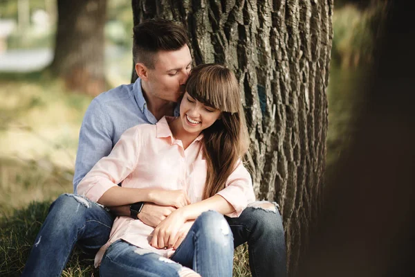 Amar a la joven pareja besándose y abrazándose al aire libre. Amor y ternura, citas, romance, concepto familiar . —  Fotos de Stock