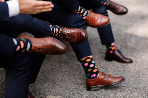 Стильные мужские носки. Стильный чемодан, мужские ноги, разноцветные носки и новые туфли. Концепция стиля, моды, красоты и отдыха — стоковое фото