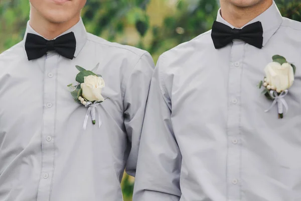 White roses flowers in buttonhole, two grooms friends is dressed in a grey shirt and a bow tie. Wedding day. Outfit of the day. — Stock Photo, Image
