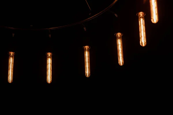 Zabytkowe lampy z żarówkami retro na czarnym tle. Loft i rustykalnym stylu wnętrza domu. selektywne skupienie. kopiowanie spazy — Zdjęcie stockowe