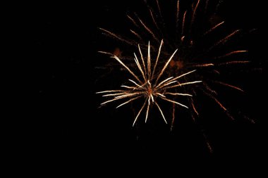 Kara gökyüzü arka planında renkli havai fişekler. Bağımsızlık Günü 4 Temmuz.