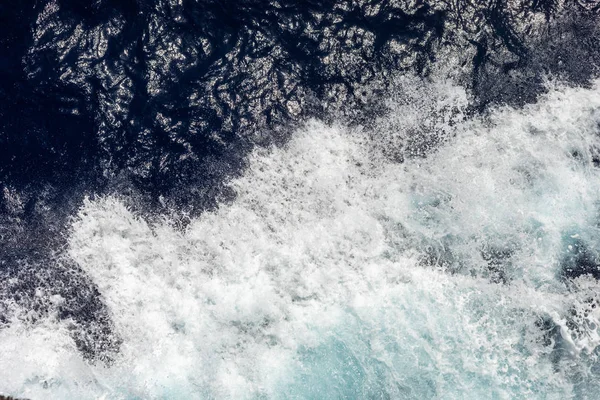 Vista superior do oceano com ondas grandes do navio. fundo do mar . — Fotografia de Stock