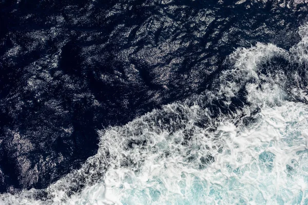 Vista superior do oceano com ondas grandes do navio. mar backgr — Fotografia de Stock