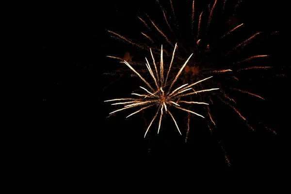 Fuegos artificiales de colores en el fondo del cielo negro. Día de la Independencia 4 de julio . — Foto de Stock