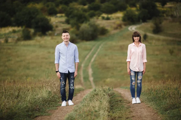 Sevgi dolu genç bir çift dışarıda eğleniyor. Aşk ve şefkat, flört, romantizm, aile kavramı. seçici odak. — Stok fotoğraf