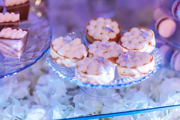 Candy bar na ceremonii ślubnej z mnóstwem różnych babeczek, nowoczesnych deserów, musów i galaretek. ukierunkowanie selektywne — Zdjęcie stockowe