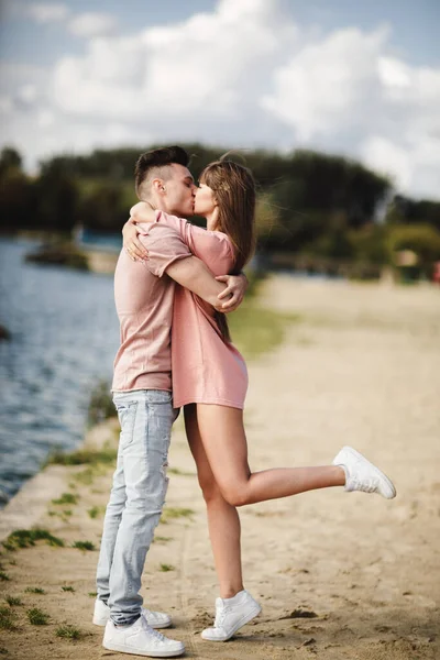 Αγαπώντας το νεαρό ζευγάρι φιλί και αγκαλιάζει σε εξωτερικούς χώρους. Έννοια επέτειος αγάπης και τρυφερότητας, χρονολόγηση, αισθηματική, οικογενειακή,. — Φωτογραφία Αρχείου