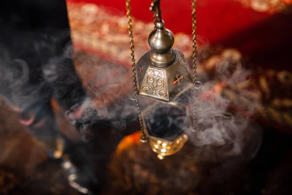 El incensario de un sacerdote cuelga de una vieja pared en la Iglesia Ortodoxa. Incienso de cobre con carbón quemado dentro. Servicio en el concepto de la Iglesia Ortodoxa. Adoración —  Fotos de Stock