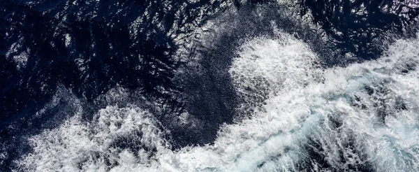 Banner oceano ou mar com água azul em um dia ensolarado. Ondas, espuma e esteira causada pelo navio de cruzeiro no mar, imagem filtrada efeito para o conceito de negócio de turismo, blogs de vela de cruzeiro, sites de revistas — Fotografia de Stock