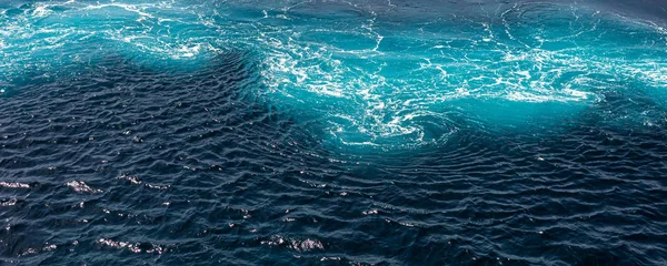 蓝色海水底纹理横幅。带抽象波浪的海报或墙纸 — 图库照片