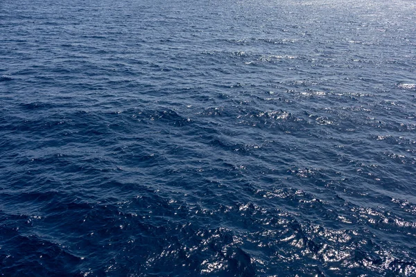 青い海の水の背景のテクスチャ。コピースペース — ストック写真