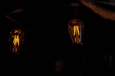 Retro ampullü parlayan klasik lamba. Aydınlatma dekor yakın plan.