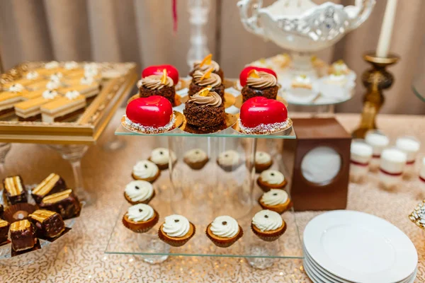 Candy bar en la ceremonia de la boda con un montón de diferentes postres modernos, cupcakes, dulces con frutas. Deliciosa barra de caramelo. Concepto de catering. enfoque selectivo — Foto de Stock