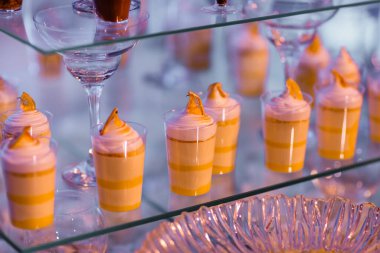 Düğün seremonisinde bir sürü farklı modern tatlılar, kekler, meyveli şekerler. Lezzetli çikolata. Yemek şirketi konsepti. seçici odak