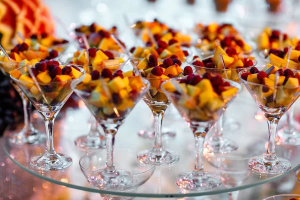 Martini glas med många olika frukter på ett glasstativ. bankett för att fira födelsedag, bröllop. — Stockfoto