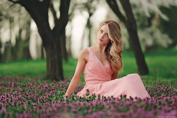 Gyönyörű Szőke Fiatal Színes Virágokkal Lány Smink Frizura Rózsaszín Ruhában — Stock Fotó