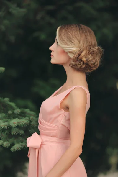Ξανθό Κορίτσι Κομψό Χτένισμα Ροζ Φόρεμα Πορτρέτο Της Νεαρής Γυναίκας — Φωτογραφία Αρχείου