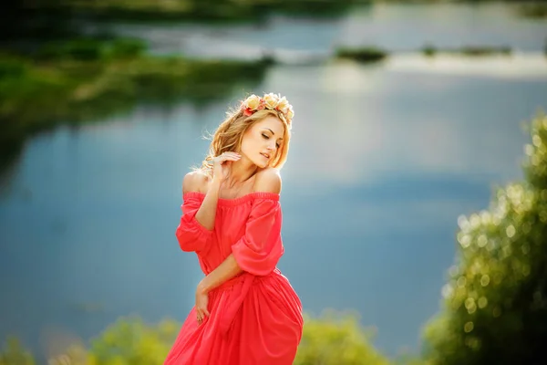 Mooie Jonge Blonde Vrouw Met Een Bloemenkrans Haar Hoofd Schoonheidsmeisje — Stockfoto