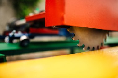 Testere bıçakları. Odun kesmek için profesyonel bir makine. Mobilya üretimi için renk makinesi. Marangoz marangozluk imalatı