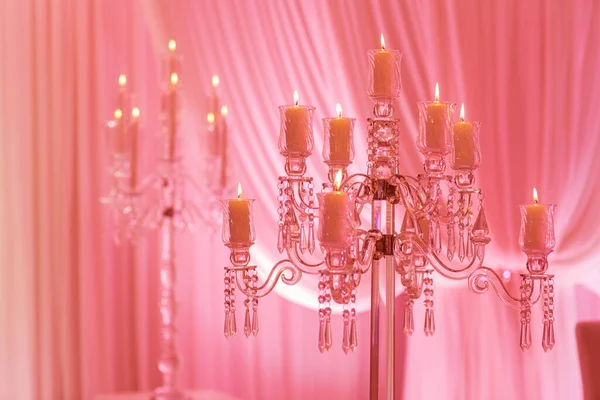 Auf Dem Tisch Steht Ein Kerzenständer Aus Kristall Mit Kerzen — Stockfoto