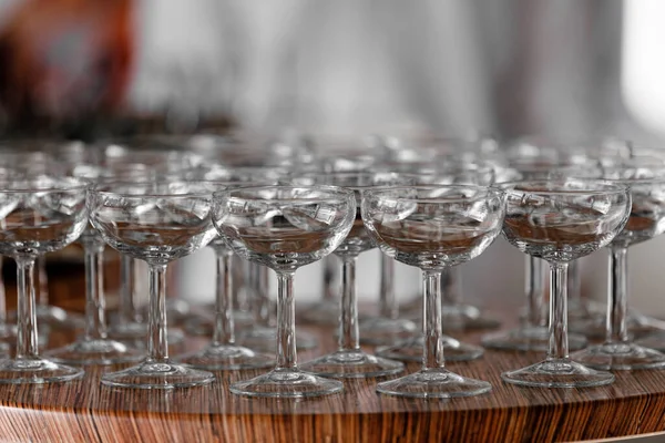 Viele Elegante Leere Wein Oder Champagnergläser Auf Dem Holztisch Hochzeitstag — Stockfoto