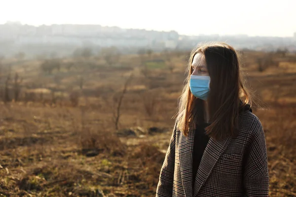 Jonge Vrouw Die Buiten Beschermt Tegen Het Coronavirus Covid — Stockfoto