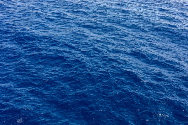 蓝色海水平静 清晰的蓝色海洋抽象背景 壁纸和纹理 选择性重点 — 图库照片
