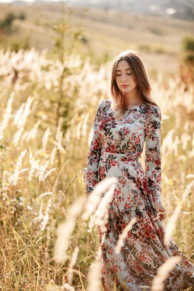 Schöne Junge Frau Kleid Auf Dem Feld Bei Sonnenuntergang Stilvolles — Stockfoto