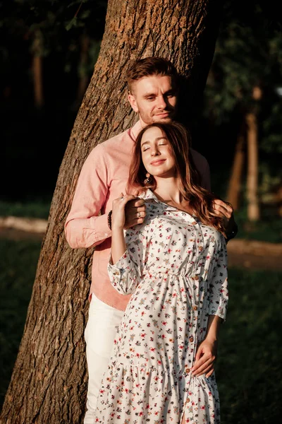 Beau Jeune Couple Amoureux Étreignant Souriant Dans Parc Été Homme — Photo