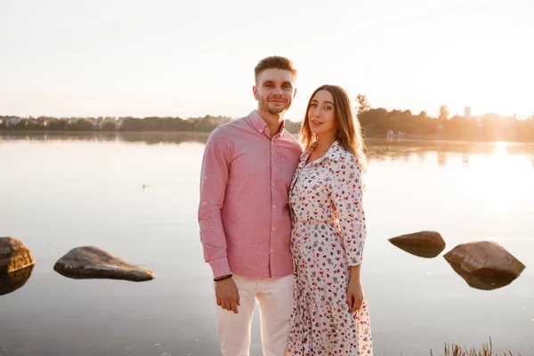 Liefdevol Koppel Knuffelen Het Meer Bij Zonsondergang Mooi Jong Stel — Stockfoto