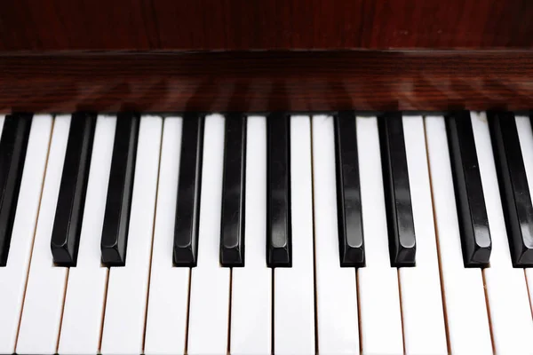 ピアノキーボード キーを閉じてください ピアノの背景の黒と白のキー — ストック写真