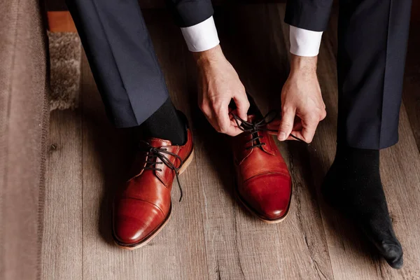 Groom Tied Laces Shoes Close Business Man Hanging Shoes Indoor — 스톡 사진