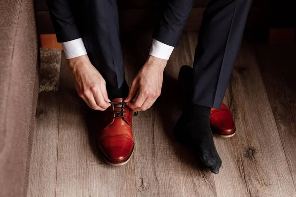 Жених Завязал Шнурки Ботинках Бизнесмен Подвешивает Обувь Гостиничном Номере Мужские — стоковое фото