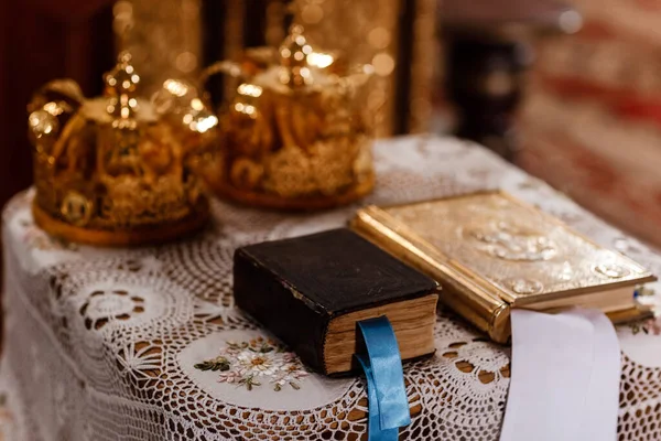 Bruiloft Gouden Kronen Bijbel Tafel Kerk Huwelijkskronen Kerk Klaar Voor — Stockfoto
