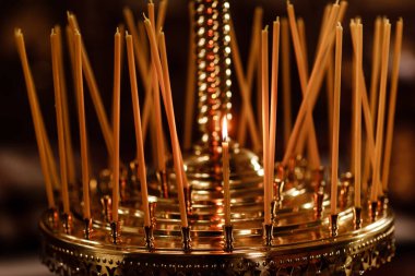 Ortodoks kilisesinde uzun mumlar. Mumlar. seçici odak.