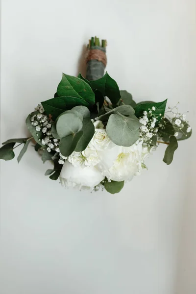 Buquê Casamento Rosas Brancas Verdes Noiva Uma Mesa Branca Manhã — Fotografia de Stock